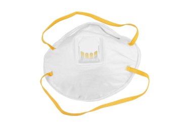 Beyaz arka planda sarı tutucuları olan tıbbi maske