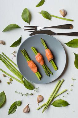 Somon çiğ kuşkonmaz