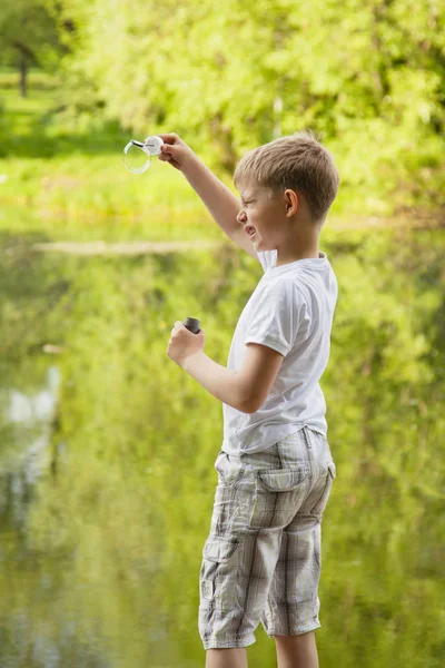 Kleiner Junge Spielt Mit Seifenblase — Stockfoto