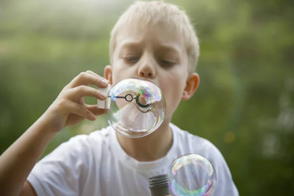 Pequeno Menino Jogar Com Sabão Bolha — Fotografia de Stock