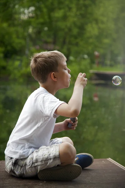 Маленький Мальчик Играть Мыльным Пузырём Открытом Воздухе — стоковое фото