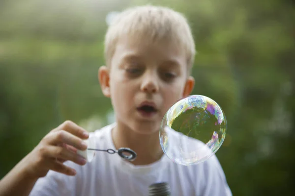 Niño Jugar Con Burbuja Jabón Imagen de stock