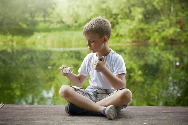 Kleine Jongen Spelen Met Zeepbel Buiten — Stockfoto