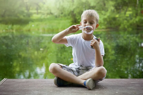 Liten Pojke Spela Med Såpbubbla Utomhus — Stockfoto