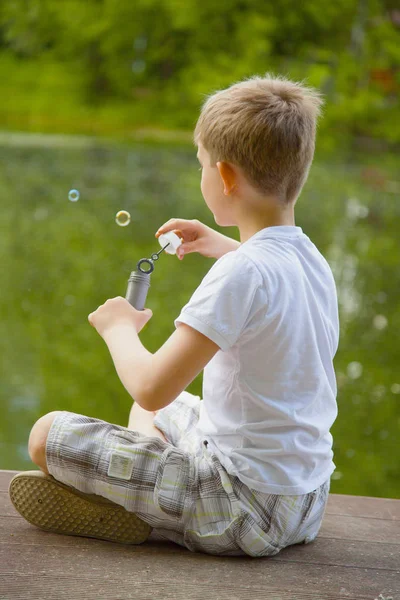 Kleiner Junge Spielt Mit Seifenblase Freien — Stockfoto