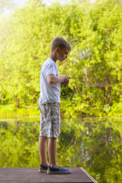 Malého Chlapce Hrát Mýdlová Bublina Venkovní — Stock fotografie