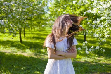 Genç kadın portre bahar Parkı