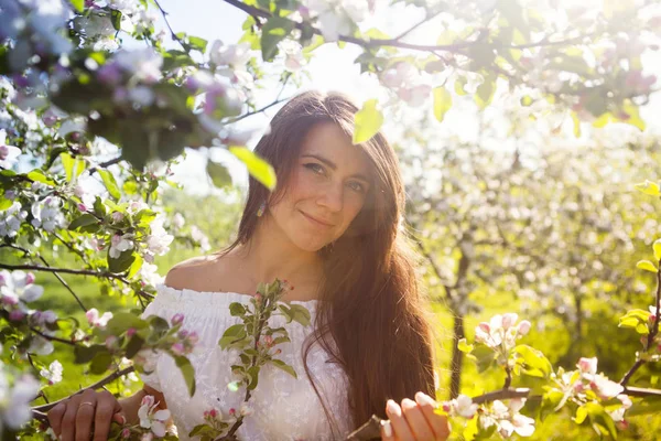 Portret Van Jonge Vrouw Voorjaar Park — Stockfoto