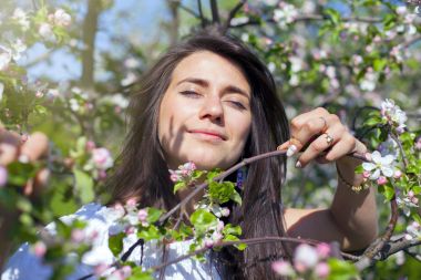 Genç kadın portre bahar Parkı