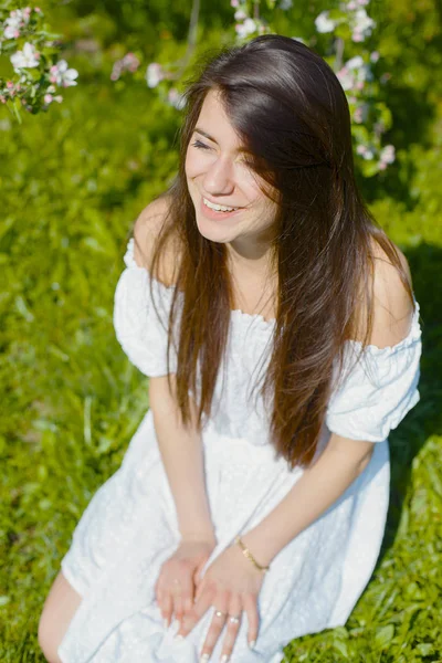 春の公園で若い女性の肖像画 — ストック写真