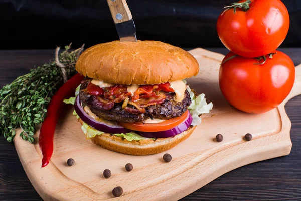 Imagen Una Hamburguesa Con Carne Imagen de stock