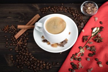 kahve fincanı masaya düz yatıyordu görüntü