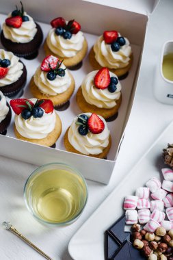 딸기와 크림 컵 케이크