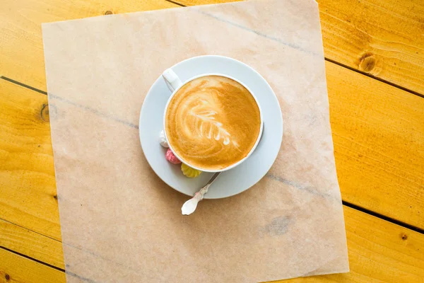 Kahve Fincanı Masaya Düz Yatıyordu Görüntü — Stok fotoğraf