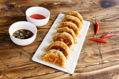 Köfte tatlı ve ekşi sos ile