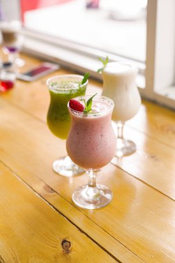 Dört farklı smoothies bardak