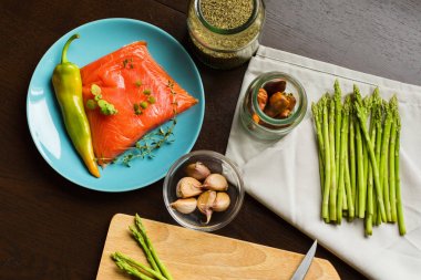 Somon çiğ kuşkonmaz