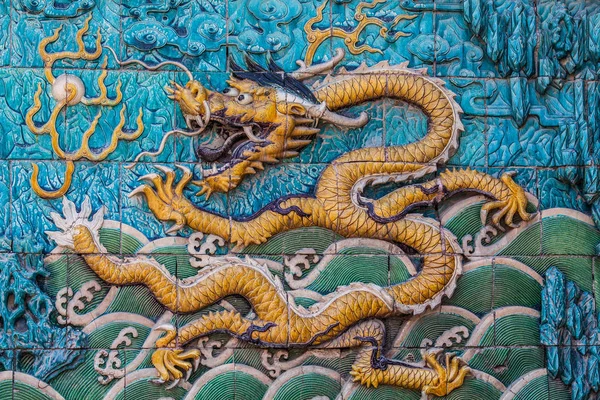 Flying yellow imperial dragon on the wall — Stock Photo, Image