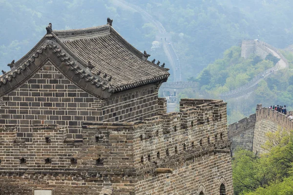 La torre de vigilancia de la Gran Muralla con techo de baldosas tradicionales —  Fotos de Stock