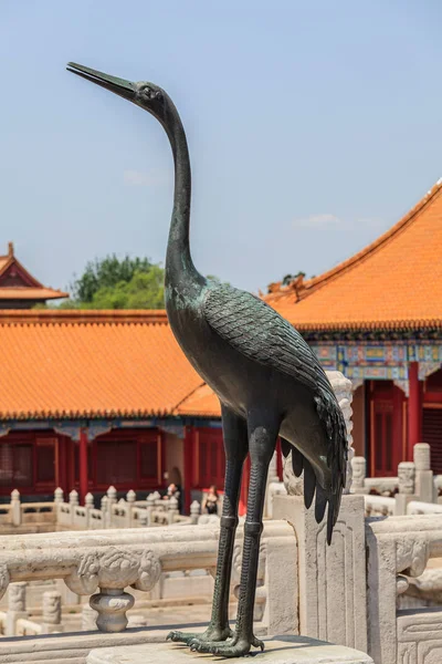 Grue en bronze sur la terrasse de la Cité Interdite — Photo