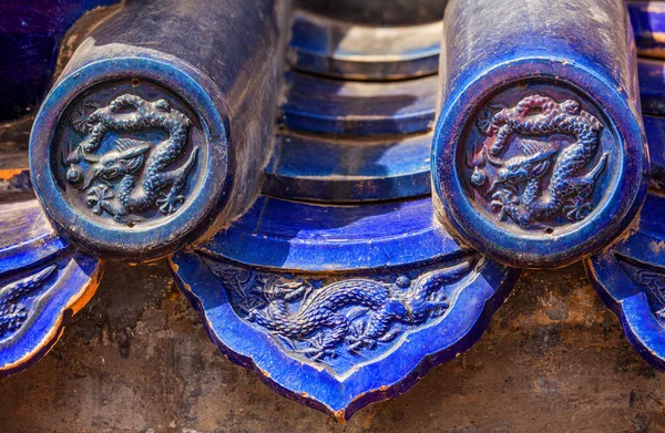 Azulejos azuis com dragões imperiais chineses tradicionais — Fotografia de Stock