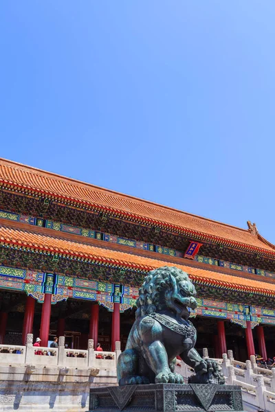 Lion de bronze près de la Porte de l'Harmonie Suprême — Photo