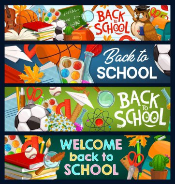 Okulun kara tahta panolarına, öğrenci kitaplarına ve kalemlerine vektör çalışmalarına ve eğitim eşyalarına geri dönüyoruz. Okula hoş geldiniz. Not defteri, okul çantası, futbol topu, cetvel, suluboya ve kağıt uçak.