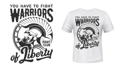 Warrior tişörtü, vektör dövüş kulübü maskotu. Romalı ya da Yunan gladyatör, lehim ya da miğferli, tüylü ve pelerinli şövalye, özgürlüğün tipografi savaşçıları. Beyaz tişört.