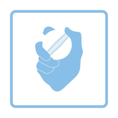 Kriket top simgesi tutan el