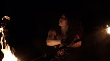Siyah arka plan üzerine yanan ateşi ile ateş dans performans gösterisi