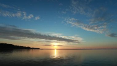 Gölün üzerinde gün batımı