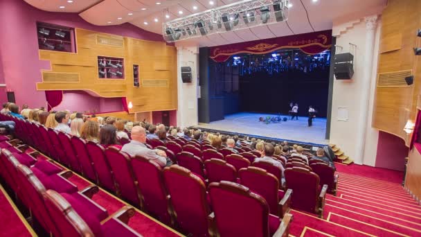 Persone che guardano lo spettacolo in teatro — Video Stock