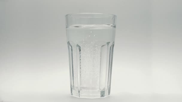 Pilule d'aspirine dans un verre d'eau 5 