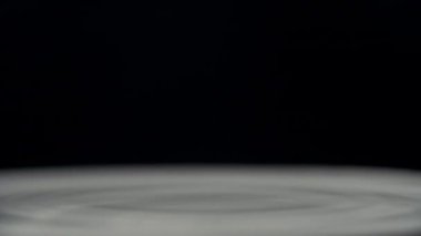 Su siyah makro yavaş hareket 12 damla