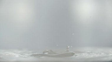 Su damlaları ve su sıçramalarına makro 7