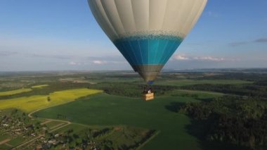 Sıcak hava balon gökyüzünde, havadan görünümü alanları ve orman üzerinde uçan