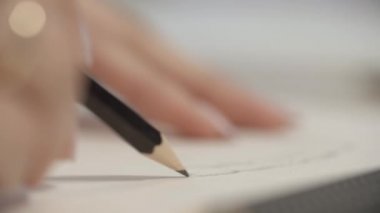 Kalem 6 bir resimle çizim kız