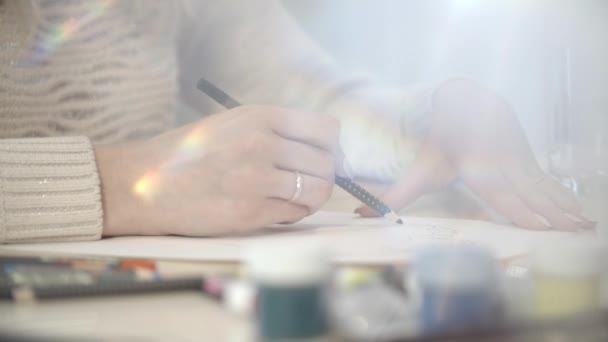 Девушка рисует карандашом — стоковое видео