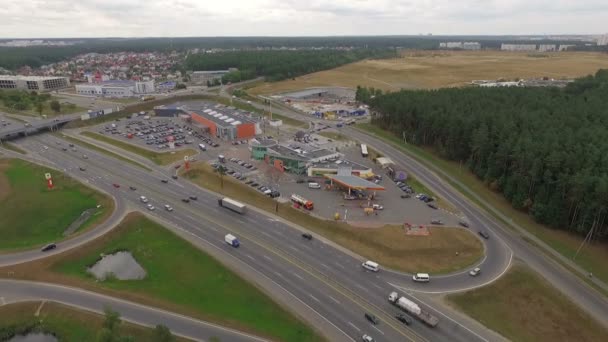 Gas Station door de snelweg antenne — Stockvideo