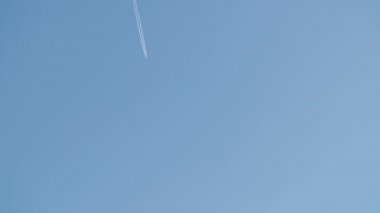 Mavi açık havada yüksek rütbeli iz bırakmadan uçak