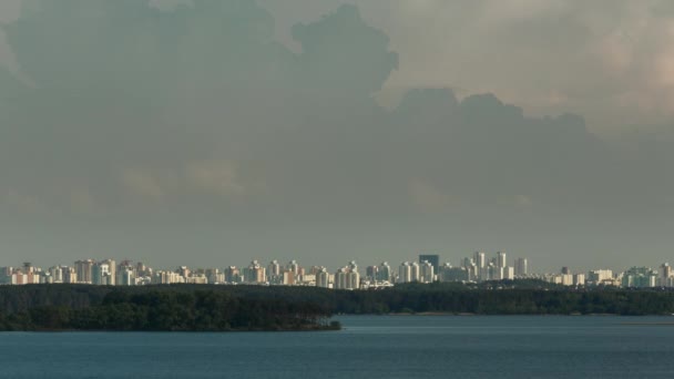 Stad en Lake Panorama time-lapse — Stockvideo