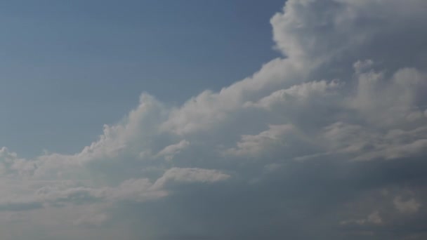 在蓝天上移动的云彩 — 图库视频影像