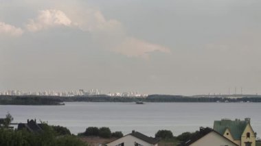 Göl ve termik santral bir ufukta bir şehir bir köyü