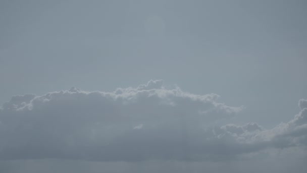 Duidelijke wolken aan de hemel — Stockvideo