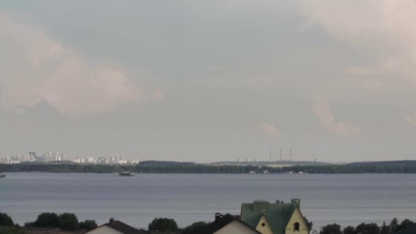Озеро с панорамой города и теплоэлектростанцией — стоковое видео
