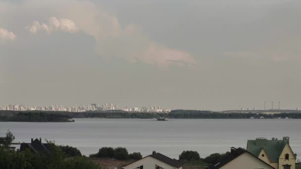 Lago con Panorama de la Ciudad y Central Térmica — Vídeos de Stock