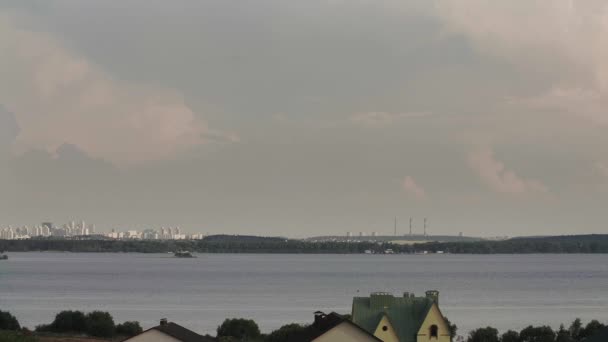 Lago con Panorama de la Ciudad y Central Térmica — Vídeos de Stock