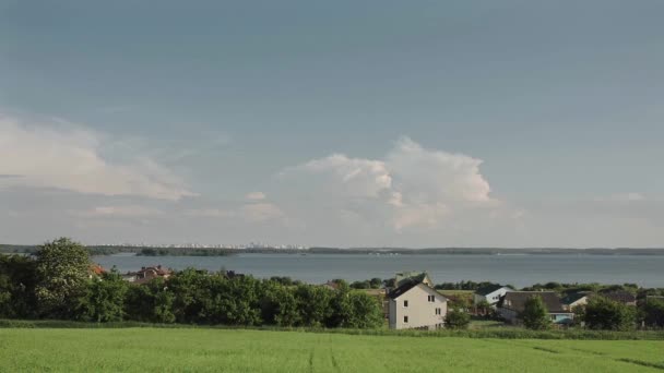 Wieś i Panorama wielkiego miasta — Wideo stockowe