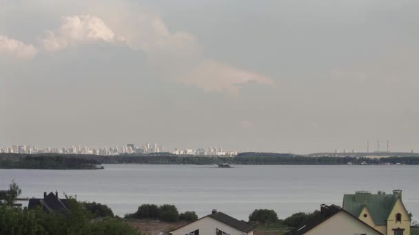 火力发电厂在地平线上的城市和湖村 — 图库视频影像
