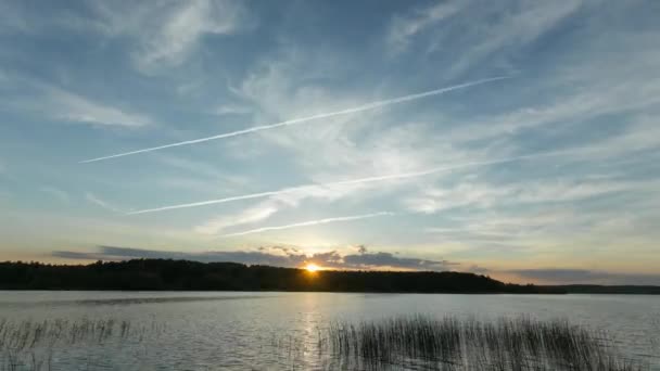 Закат над озером — стоковое видео